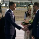 El ramo de flores previsiblemente preparado para Begoña Gómez que Sánchez no ha recogido en Ankara