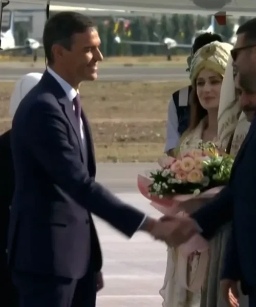 El ramo de flores previsiblemente preparado para Begoña Gómez que Sánchez no ha recogido en Ankara