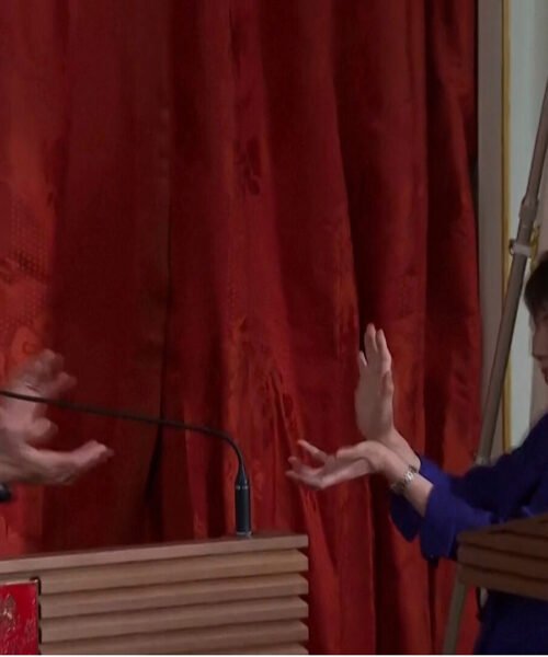 La «diplomacia Dragon Ball» de Takaichi: la aduladora primera ministra japonesa que conquista a los líderes a golpe de manga, abrazos y canciones