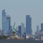 Una mujer y su bebé mueren tras volcar una lancha en el puerto de Nueva York, cerca de la Estatua de la Libertad