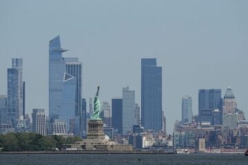 Una mujer y su bebé mueren tras volcar una lancha en el puerto de Nueva York, cerca de la Estatua de la Libertad