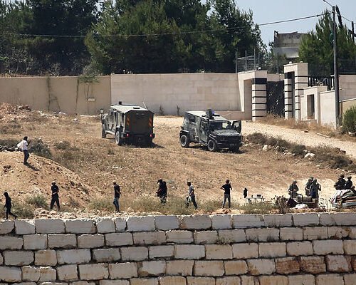 Soldados israelíes desmantelan una carpa de radicales que sitiaban una casa palestina en Cisjordania