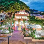 El exclusivo hotel boutique que la baronesa Thyssen ha llenado de obras de arte tropicales: «La sensación es la de estar en un oasis»