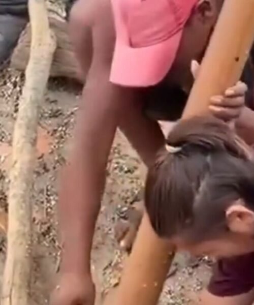 Un vídeo viral lleva a la detención de dos hombres por robar los pendientes de oro a un cadáver tras la riada de Nepal