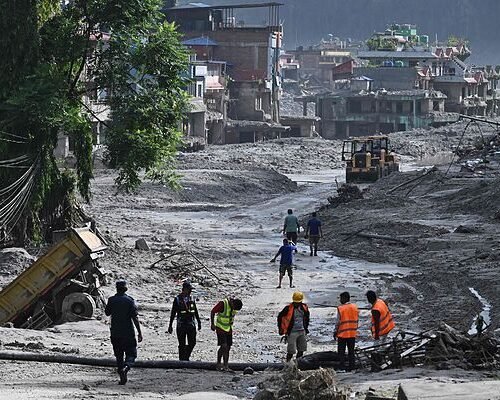 Un nuevo corrimiento forma otra represa natural en el Tíbet y obliga a evacuar a los servicios de rescate que buscan supervivientes en Nepal
