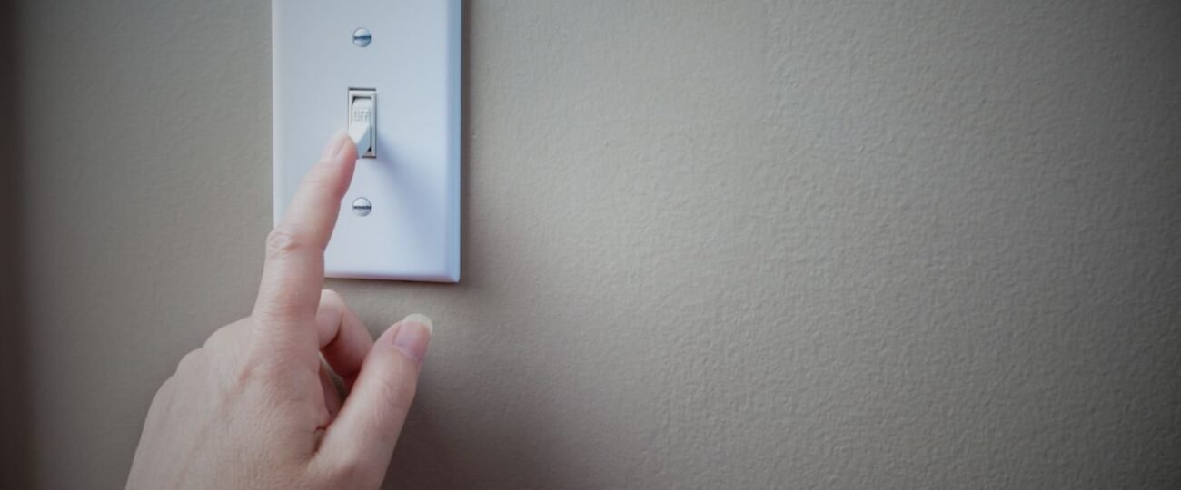 Recomiendan eliminar «cargas fantasmas» para reducir consumo de electricidad