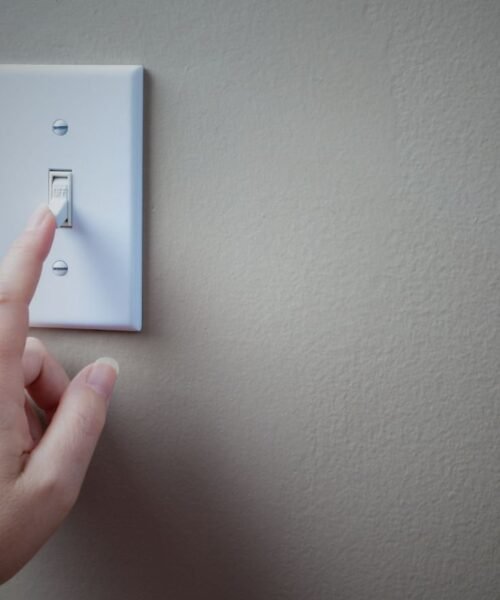 Recomiendan eliminar «cargas fantasmas» para reducir consumo de electricidad