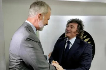 Felipe VI y Milei  protagonizan un peculiar encuentro previo a la toma de posesión de De la Espriella