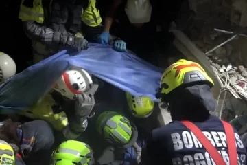 Alegría tras el rescate de Daniela, 36 horas atrapada entre los escombros del terremoto de Colombia