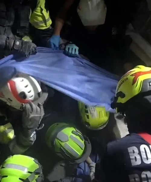Alegría tras el rescate de Daniela, 36 horas atrapada entre los escombros del terremoto de Colombia