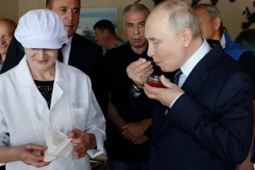 Las imágenes de Putin comiendo huevas en las Kuriles que ha desatado la ira de Japón
