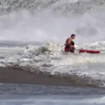 El angustioso rescate de un socorrista de 16 años a un niño de 10 a punto de ahogarse en una playa