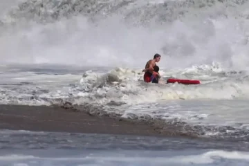El angustioso rescate de un socorrista de 16 años a un niño de 10 a punto de ahogarse en una playa