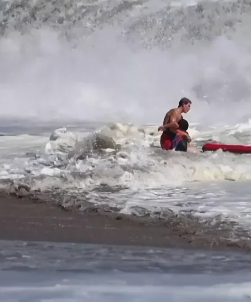 El angustioso rescate de un socorrista de 16 años a un niño de 10 a punto de ahogarse en una playa