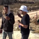 Un palestino estadounidense visita las ruinas de su casa en Cisjordania cuando aparece un colono israelí y le dice que se vaya: «Colono terrorista, no me toques