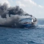 Al menos cinco muertos y más de 40 desaparecidos en el incendio de un ferry en Indonesia