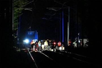 Aumentan a 44 los heridos por descarrilamiento de un tren regional en el norte de Francia