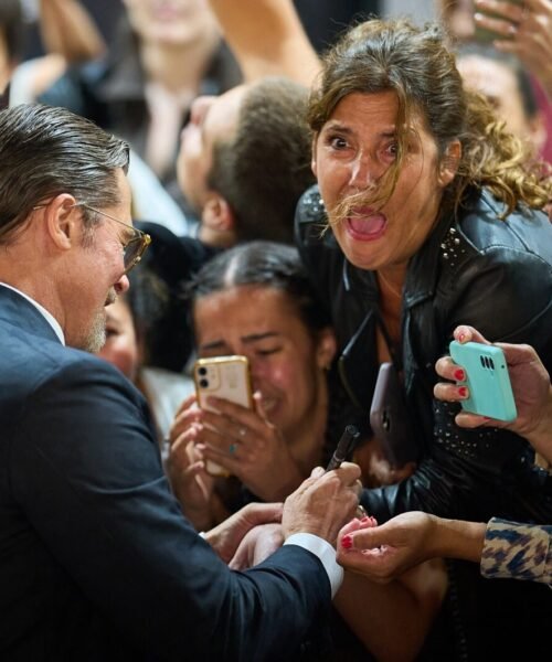 El paraíso de los cazadores de autógrafos y selfis en el Festival de San Sebastián: «Si veo a Brad Pitt, le voy a pedir su número y que me invite a un café»