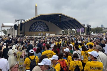 El Papa insta a 700.000 fieles en París a combatir la «sequedad espiritual»