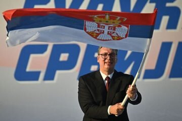 El presidente de Serbia, Aleksandar Vucic, dimite antes de las elecciones parlamentarias de octubre