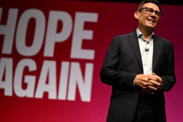 Burnham combina populismo con ‘establishment’ en el lanzamiento de su programa de Gobierno