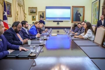 Gobernadora anuncia programa educativo con Amazon Web Services