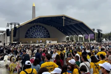 El Papa en París: «Para Dios no somos un número de identidad, somos personas»