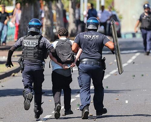 Dos detenidos por el linchamiento a un policía durante las protestas estudiantiles en Francia