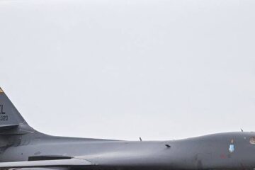 Estados Unidos retira con urgencia sus bombarderos de la base británica de Fairford