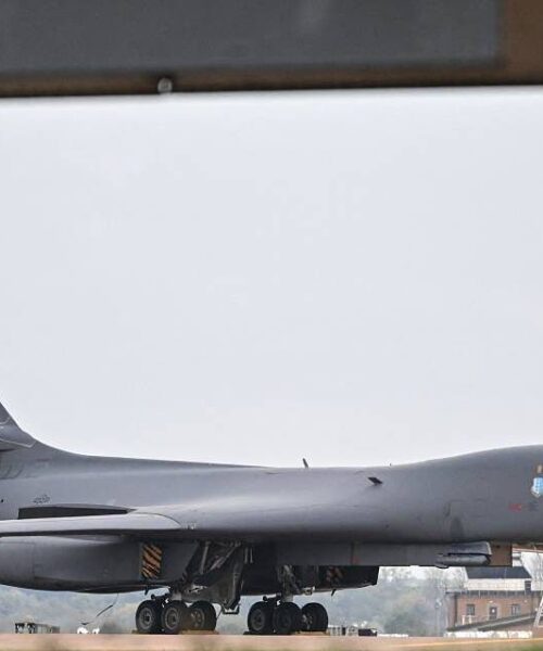 Estados Unidos retira con urgencia sus bombarderos de la base británica de Fairford