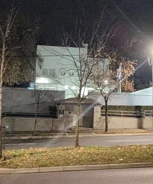 Abatido un menor tras atacar a un agente con dos cuchillos frente a la embajada de Israel en Belgrado