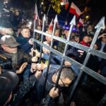 El presidente polaco toma partido por la oposición a Tusk en la pugna por el control del Tribunal Constitucional que deja ya cuatro detenidos
