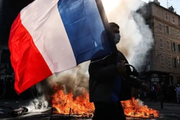 Oleada de protestas con Francia con más de 100 detenidos en París